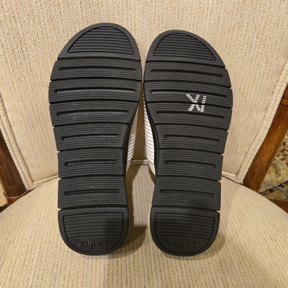 Ryka Epic Slide Sandals New Floor Model White & Black Size 7M - Picture 9 of 10